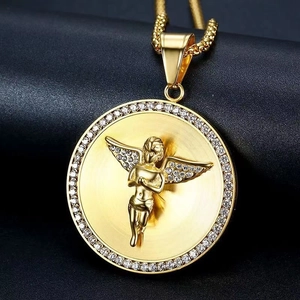 Collier avec pendentif ange en acier inoxydable doré et pierres en oxyde de zirconium