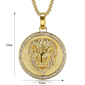 Detailansicht des Hip-Hop-Löwenkopfannhängers mit Gold-Finish und Straßsteinen
