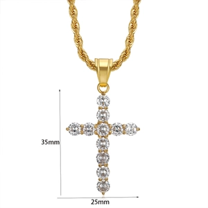 Détail du pendentif croix dorée 35x25mm avec zircons AAA sur une chaîne de corde