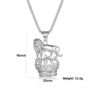 Pendentif lion couronne argenté montrant les dimensions 46mm de haut et 30mm de large