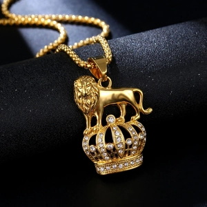 Collier hip-hop en acier titane plaqué or avec pendentif tête de lion et couronne
