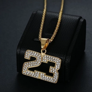 Collier hip-hop en acier titane doré avec pendentif numéro 23 serti de cristaux brillants
