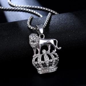 Pendentif lion avec couronne en acier argenté serti de zircons blancs et chaîne à mailles carrées