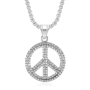 Collier pendentif signe de paix argent hip hop avec cristaux brillants sur fond blanc