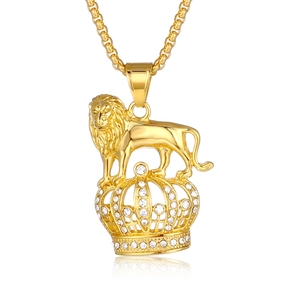 Collier hip-hop plaqué or avec un pendentif tête de lion détaillé et couronne en strass