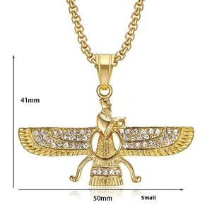 Détail du pendentif Faravahar plaqué or avec cristaux et dimensions de 41x50mm