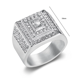 Nahaufnahme des silberfarbenen Herren-Hip-Hop-Rings mit 18 mm Breite und Pavé-Besatz