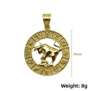 Dettaglio ciondolo Toro dorato 30mm con rilievi dei segni zodiacali, 8g