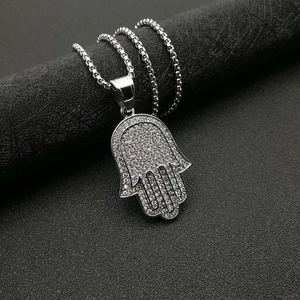 Collier pendentif Main de Fatma argenté avec cristaux pavés et chaîne box scintillante
