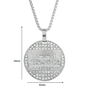 Silberner Last Supper Anhänger mit Zirkonia-Inlay und Boxkette, zeigt 54mm Höhe im Detail