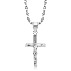 Collana con ciondolo a croce in acciaio al titanio lucido con rilievo dettagliato di Gesù