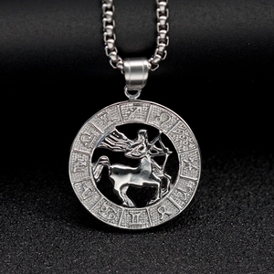 Dettagli macro del ciondolo a rilievo zodiaco Sagittario in finitura metallo argento