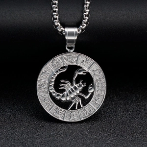 Dettaglio macro del ciondolo zodiaco Scorpione con rilievo cavo e catena box