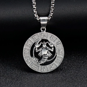 Dettaglio del ciondolo zodiacale Scorpione vintage in acciaio inossidabile argento