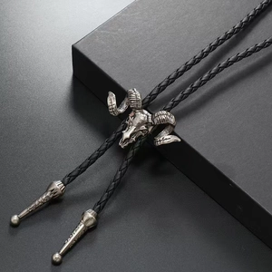 Details von Vintage-Widder-Bolo-Tie mit schwarzem Lederband und gravierten Metallspitzen