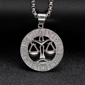 Dettaglio del ciondolo Bilancia in argento con simboli zodiacali astrologici traforati
