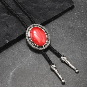 Makroaufnahme eines ovalen roten Achats in einem silbernen Bolo-Tie mit Blumengravur