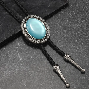 Detailaufnahme einer Bolo-Krawatte mit blauem Edelstein und gravierter Vintage-Silberfassung