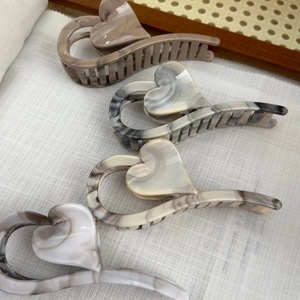 Set of four large heart-shaped marble acetate hair claws with ink patterns for women