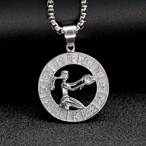 Dettaglio macro del ciondolo zodiacale vintage con incisione Acquario e simboli astrologici