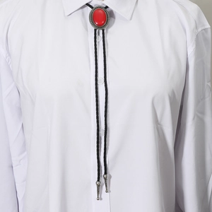 Vintage Bolo-Krawatte mit rotem Edelstein und silbernem Metall auf schwarzem Lederband