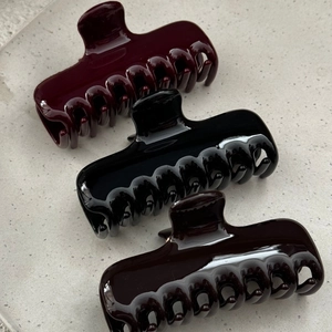 Three-piece set of high-gloss large hair claw clips in burgundy, black and dark brown colors