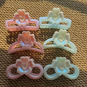 Set of six floral geometric hair claws in pearlescent pink and mint green finishes