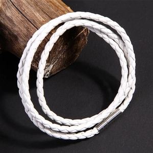 Dettaglio del bracciale multistrato in pelle intrecciata bianca con chiusura magnetica