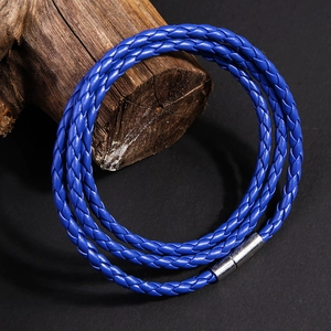 Dettaglio del bracciale in pelle intrecciata blu a tre strati con chiusura magnetica argento