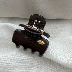 Pince à cheveux française marron foncé avec logo Love doré sur tissu en lin blanc
