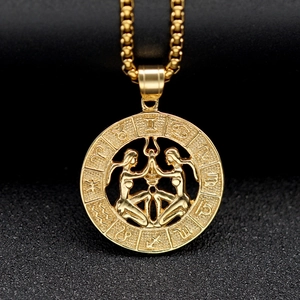 Collana vintage in acciaio inossidabile dorato con pendente a rilievo dei Gemelli e simboli