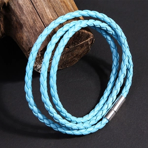 Vista dettagliata del bracciale intrecciato multistrato celeste con chiusura magnetica