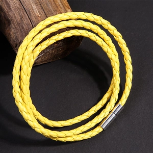 Vista dettagliata del bracciale multistrato in pelle intrecciata gialla con chiusura in metallo
