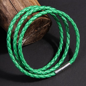 Dettaglio del bracciale a triplo giro in pelle intrecciata verde brillante con chiusura magnetica