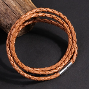 Dettaglio del bracciale multistrato in pelle intrecciata marrone con chiusura magnetica in metallo