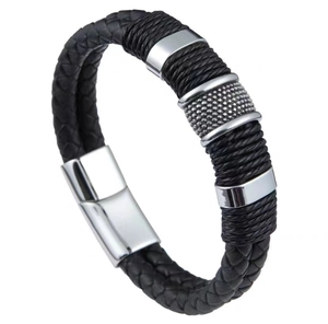 Détail du bracelet en cuir tressé double pour homme avec perles en acier et fermoir magnétique
