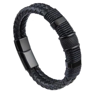Détail d'un bracelet en cuir noir tressé à double brin avec accents métalliques texturés