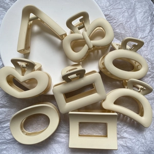 Minimalist Matte Plastic Hair Claw Clips For Women Creamy Beige Geometric Hollow Out Large Hair Clamps Fashion Hair Accessories Daily Styling Tool