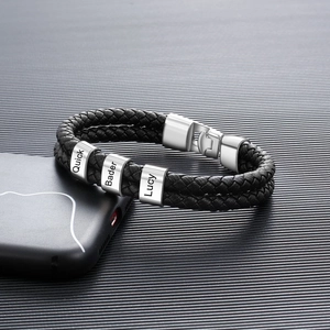 Nahaufnahme von geflochtenem Lederarmband mit individuell gravierten Edelstahlperlen
