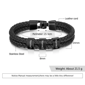 Detailansicht eines geflochtenen Lederarmbands mit drei personalisierbaren Edelstahlperlen