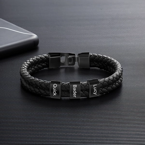 Detail eines Lederarmbands mit drei anpassbaren schwarzen gravierten Metallperlen
