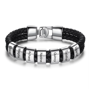 Detail von geflochtenem Lederarmband mit gravierten Edelstahlperlen für Namen