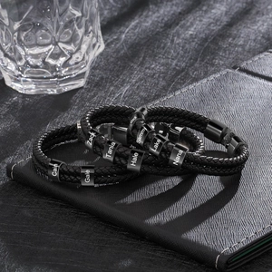 Personalisiertes schwarzes Lederarmband Set mit gravierten Edelstahl Namensringen