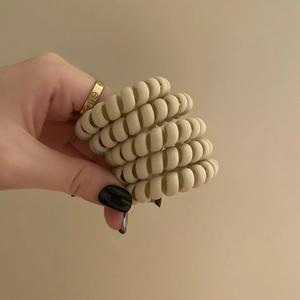 Lot de quatre élastiques spirales beige mat pour une queue-de-cheval au style minimaliste