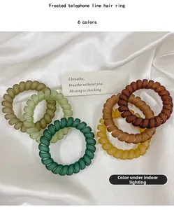 Élastiques à cheveux en spirale mate, six couleurs terreuses sur fond de soie blanche