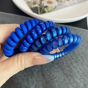 Élastiques cheveux spirale bleus aux finis mats et irisés pour un maintien doux