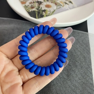Détail d'un chouchou spirale bleu avec texture mate et une grande élasticité