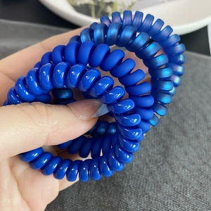 Trois chouchous cordon de téléphone bleu Klein en résine brillante et mate