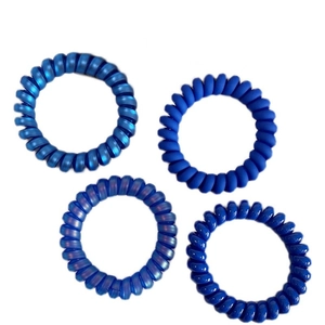 Lot de quatre élastiques spirale bleus aux finitions mates et brillantes sur blanc