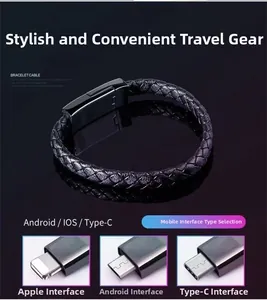 Nahaufnahme von geflochtenem Leder-Lade-Armband mit Metall-USB-Stecker und diversen Anschlüssen